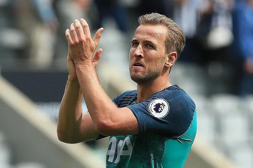 SUMBANG BANTUAN: Bintang EPL Jordan Henderson, Harry Kane (atas) dan Pierre-Emerick Aubameyang antara pemain yang memuat naik pos mengenai inisiatif #PlayersTogether di media sosial. - Foto-foto REUTERS, AFP