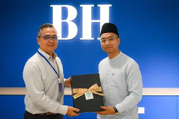 SAMBUTAN MESRA: Editor BH, Encik Nazry Mokhtar (kiri), menyambut kedatangan pasukan pengurusan Pergas, diketuai oleh presidennya yang baru, Ustaz Muhammad Tarmizi Abdul Wahid (kanan), ke Bilik Berita BH pada 25 September.