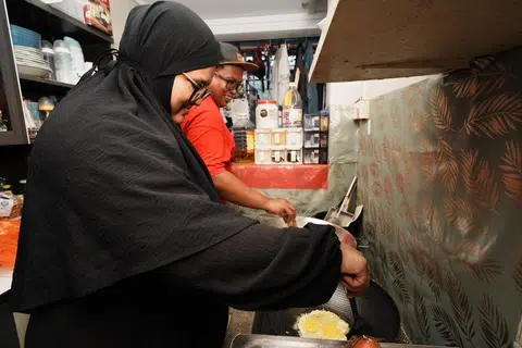 Pasangan suami isteri yang saling menyokong, Encik Abdul Samad Mohamed dan Cik Nuraishah Rosli, terus melangkah bersama dalam menghadapi tekanan kos sara hidup sambil membesarkan lima anak berusia antara empat dengan 19 tahun di flat sewa dua bilik mereka.