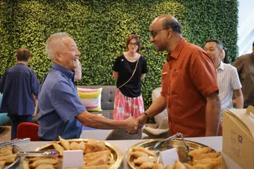 FORUM JAWAB SOALAN: Calon Pilihan Raya Presiden, Encik Ng Kok Song, 75 tahun, dan Encik Tharman Shanmugaratnam, 66 tahun, bersalaman ketika bertemu bagi rakaman forum ‘Ask Me Anything’ oleh ‘The Straits Times’ pada Jumaat.