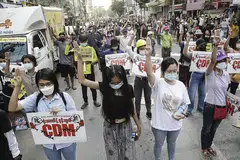 BANTAH SECARA AMAN: Rakyat Myanmar turut serta dalam bantahan secara aman (CDM) di Yangon kelmarin tanpa mempedulikan tindakan tegas pihak berkuasa yang memberkas mereka yang terlibat sedang keadaan menjadi semakin buruk sejak rampasan kuasa dilakukan pihak tentera pada 1 Februari lalu. - Foto EPA-EFE