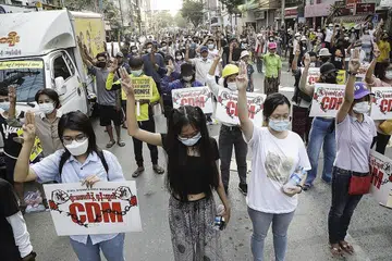 BANTAH SECARA AMAN: Rakyat Myanmar turut serta dalam bantahan secara aman (CDM) di Yangon kelmarin tanpa mempedulikan tindakan tegas pihak berkuasa yang memberkas mereka yang terlibat sedang keadaan menjadi semakin buruk sejak rampasan kuasa dilakukan pihak tentera pada 1 Februari lalu. - Foto EPA-EFE