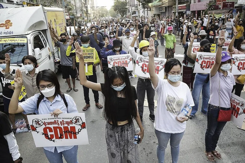 BANTAH SECARA AMAN: Rakyat Myanmar turut serta dalam bantahan secara aman (CDM) di Yangon kelmarin tanpa mempedulikan tindakan tegas pihak berkuasa yang memberkas mereka yang terlibat sedang keadaan menjadi semakin buruk sejak rampasan kuasa dilakukan pihak tentera pada 1 Februari lalu. - Foto EPA-EFE