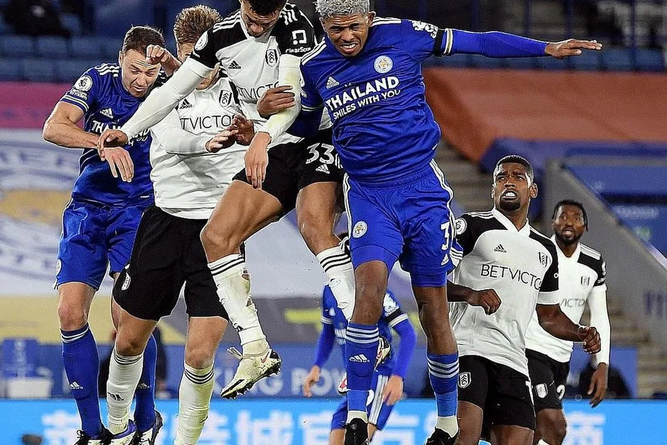 REBUT BOLA: Wesley Fofana (baju biru) dari Leicester City cuba mengatasi pemain Fulham Antonee Robinson. - Foto REUTERS
