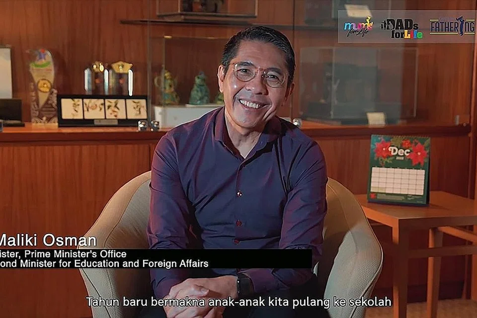 PESANAN: Dalam sebuah video yang disiarkan di media sosial, Dr Mohamad Maliki Osman menggesa golongan bapa supaya meningkatkan penglibatan dalam kehidupan anak-anak mereka. - Foto Facebook BAPA SEPANJANG HAYAT