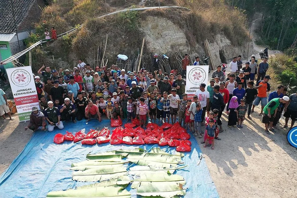 SEDIA MEMBANTU: Sukarelawan Attawasol Insaniy menggunakan kawasan di lerengan gunung untuk mengendalikan pengagihan daging korban ke desa-desa di atas atau pedalaman gunung Kidul. - Foto ATTAWASOL INSANIY
