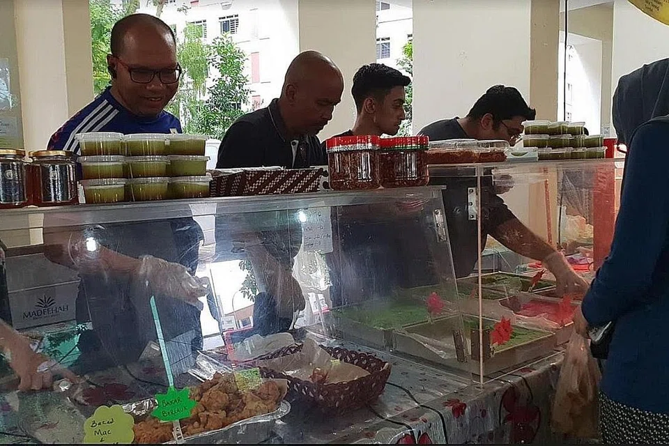 BERNIAGA SEKELUARGA: Syed Hassan Aljufri Syed Idros Aljufri (tiga dari kiri) dan adiknya, Syed Othman Aljufri (dua dari kiri), sama-sama menjayakan perniagaan Kakwan House of Kuih. - Foto BH oleh SRI AFIQAH HAMIR