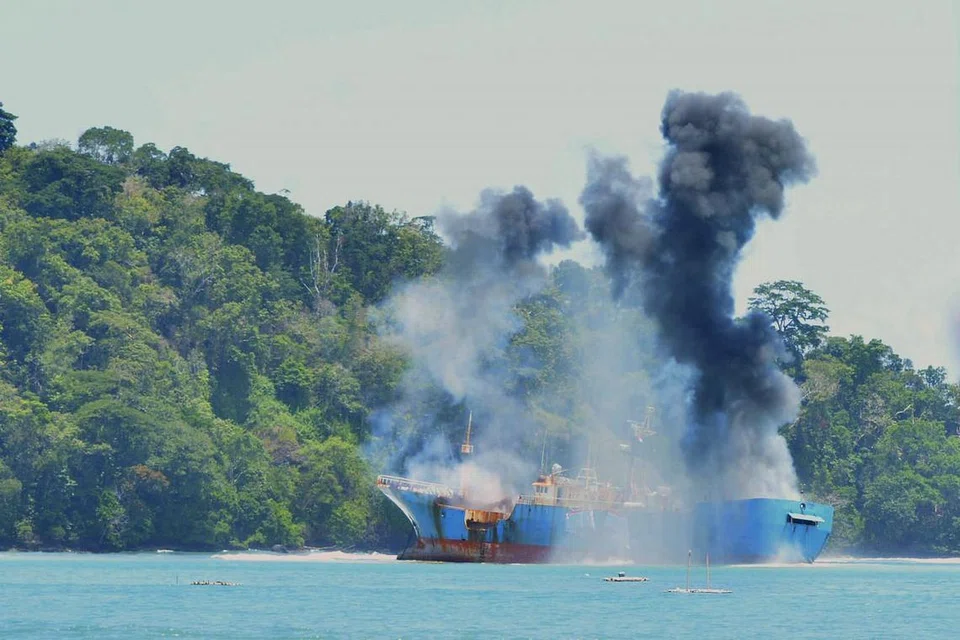 Gambar daripada Kementerian Kelautan dan Perikanan Indonesia menunjukkan kapal nelayan haram FV Viking dimusnahkan di Pangandaran, Jawa Barat, pada 14 Mac. Menteri Kelautan dan Perikanan Indonesia, Cik Susi Lahat, mahu kapal tangkap ikan China KM Kway Fey, yang dapat menggelak ditahan, dimusnahkan juga. 