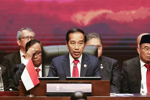GESA ASEAN AGAR BERSATU: Presiden Indonesia, Encik Jokowi, menyampaikan ucapan pada sidang pleno sempena Sidang Puncak Asean ke-43 di JCC Senayan, Jakarta Pusat,  Indonesia, pada Selasa.