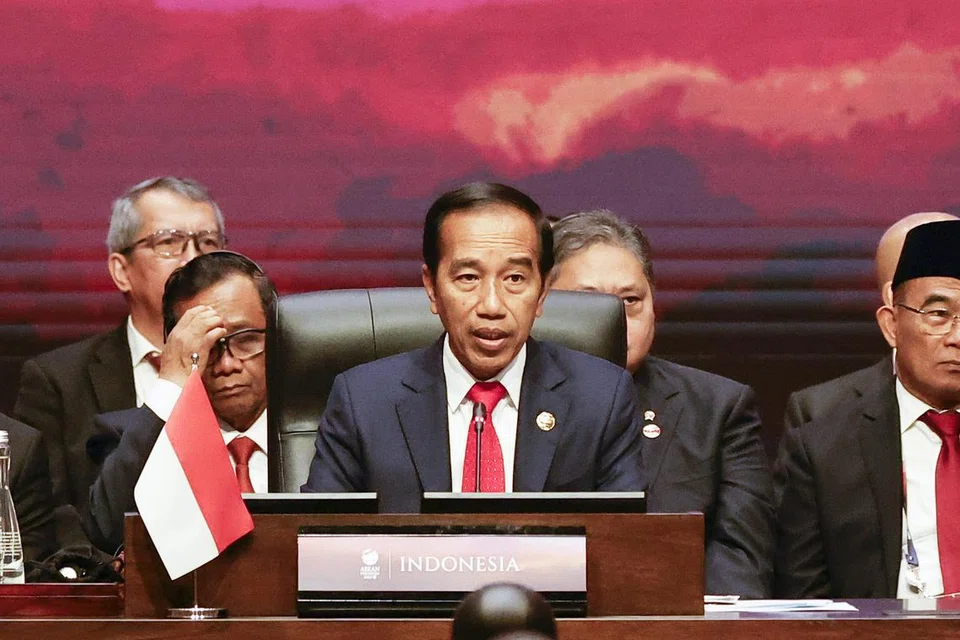 GESA ASEAN AGAR BERSATU: Presiden Indonesia, Encik Jokowi, menyampaikan ucapan pada sidang pleno sempena Sidang Puncak Asean ke-43 di JCC Senayan, Jakarta Pusat,  Indonesia, pada Selasa.