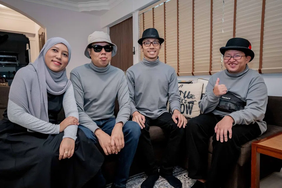 Band Zelotones terdiri daripada empat anggota kurang upaya, dari kiri, Nuraziana Mohd Said (Zyana); suaminya Mohamed Iskandar Misran (Alex); dan Muhammad Zahier Samad (Zach) yang kehilangan daya penglihatan. Benjamin Chong Sheung Yeow (Ben) pula mengalami cabaran fizikal dan kognitif. 