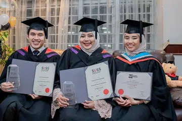ANAKKU TEMAN BELAJAR: Cik Adlin Sandhora Bahar (tengah) dan dua anaknya, Encik Raiyan Diniy Safaruan (kiri) dan Cik Lydia Safrina, menerima ijazah sarjana muda masing-masing tahun ini. Cik Adlin adalah pelajar terbaik kursus bahasa dan kesusasteraan Melayu manakala Encik Raiyan cemerlang dalam kursus bahasa dan kesusasteraan Inggeris. Cik Lydia lulusan terapi pekerjaan. - Foto BH oleh NUR DIYANA TAHA