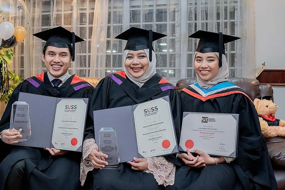 ANAKKU TEMAN BELAJAR: Cik Adlin Sandhora Bahar (tengah) dan dua anaknya, Encik Raiyan Diniy Safaruan (kiri) dan Cik Lydia Safrina, menerima ijazah sarjana muda masing-masing tahun ini. Cik Adlin adalah pelajar terbaik kursus bahasa dan kesusasteraan Melayu manakala Encik Raiyan cemerlang dalam kursus bahasa dan kesusasteraan Inggeris. Cik Lydia lulusan terapi pekerjaan. - Foto BH oleh NUR DIYANA TAHA