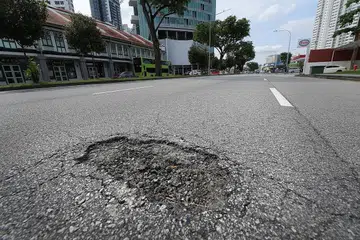 DIPERBAIKI: 95 peratus lubang-lubang ini telah diperbaiki sehingga kelmarin. - Foto fail