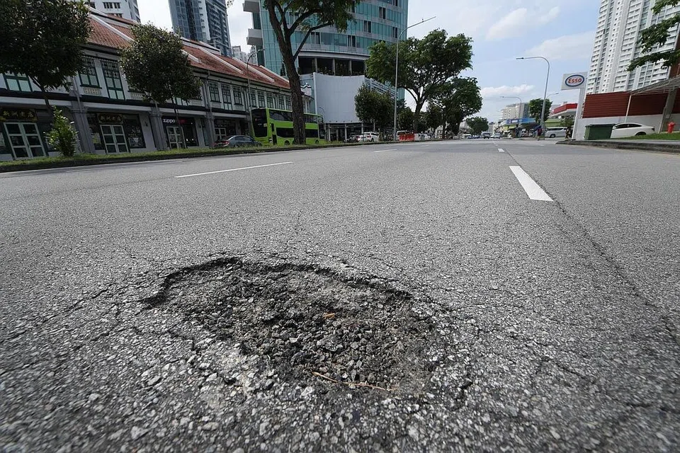 DIPERBAIKI: 95 peratus lubang-lubang ini telah diperbaiki sehingga kelmarin. - Foto fail