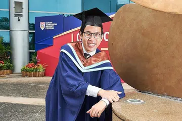 SENTUHAN CEMERLANG: Minat dan karya yang dihasilkan Encik Rifdi (atas) begitu menyerlah sehingga beliau dianugerahkan Hadiah Kecemerlangan dalam Fotografi Kwek Leng Joo 2019. Anugerah itu mengiktiraf kecemerlangan fotografi dalam kalangan pelajar Sekolah Seni, Desain dan Media NTU. - Foto BH oleh ROSLEE ABDUL RAZAK