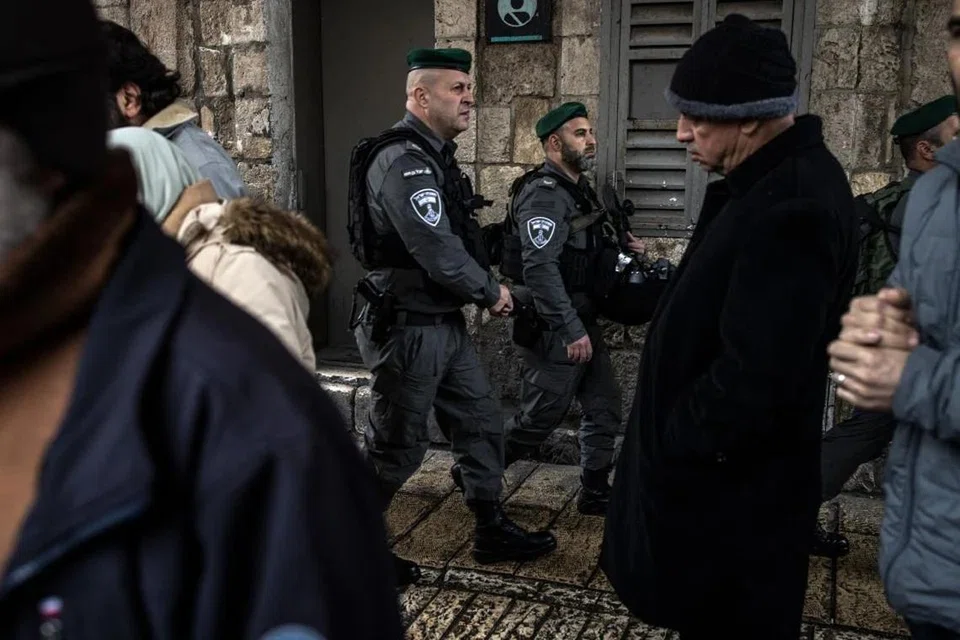 Penduduk Islam Palestin berselisih jalan dengan anggota pasukan Israel ketika menuju ke pekarangan Masjid Al-Aqsa di Kota Lama Baitulmakdis.