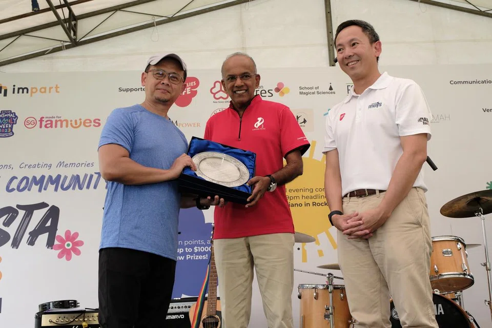 SOKONG GERAKAN BAPA SEPANJANG HAYAT: Koresponden BH, Farid Hamzah (kiri), menerima cenderamata tanda penghargaan daripada Encik K. Shanmugam (tengah) sambil disaksikan CEO Pusat Kebapaan, Encik Bryan Tan.