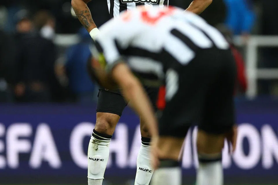 KENYATAAN PAHIT: Penyerang Newcastle, Joelinton kelihatan kecewa selepas pasukannya dikalahkan 2-1 oleh AC Milan dan tersingkir daripada Liga Juara-Juara. Namun, kekurangan pengalaman dan taktik mereka kelihatan apabila mereka mengakhiri kempen dengan hanya satu kemenangan dalam enam perlawanan.