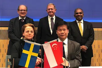 TANDATANGANI MOU: Pemangku Provos (Pentadbir Akademik Kanan), Ketua Staf dan Naib Presiden Penyelidikan NTU, Profesor Lam Khin Yong (depan, kanan); dan Naib Presiden Kanan dan Ketua Pegawai Strategi Saab, Cik Ann-Kristin Adolfsson, bersama para pegawai lain selepas menandatangani MOU antara NTU dan Saab bagi kerjasama projek dan program penyelidikan dalam teknologi digital canggih. - Foto SAAB
