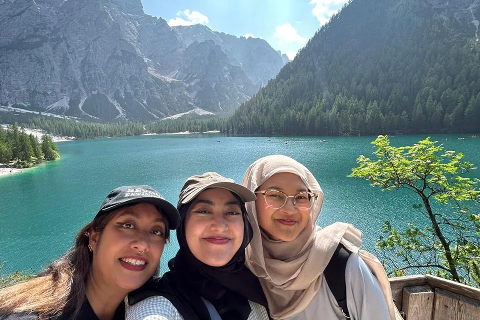 Cik Aleefa Ahmad Jailani (tengah) bercuti di Lake Braies, Italy bersama (dari kiri) kakaknya, Cik Ameera Ahmad Jailani dan Cik Nadhrah Darke pada awal Jun.