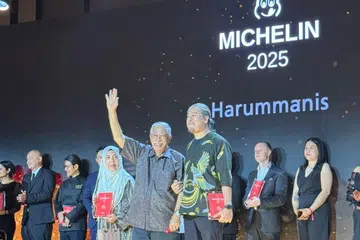 Cef Akmal bersama ibu bapanya menerima anugerah Michelin Bib Gourmand bagi restoran terbarunya, Harummanis di Dubai.