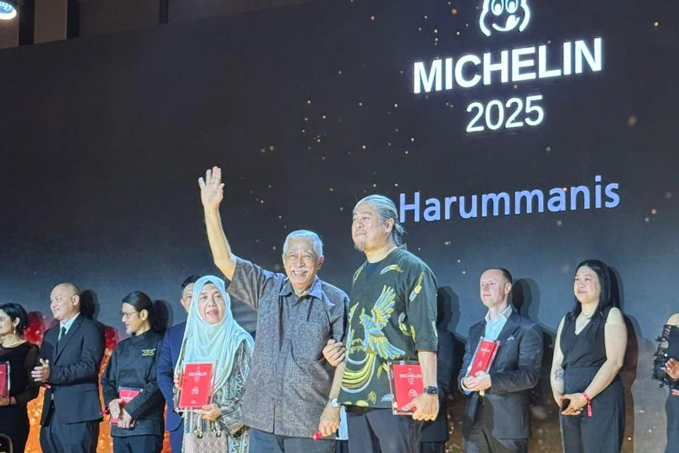 Cef Akmal bersama ibu bapanya menerima anugerah Michelin Bib Gourmand bagi restoran terbarunya, Harummanis di Dubai.