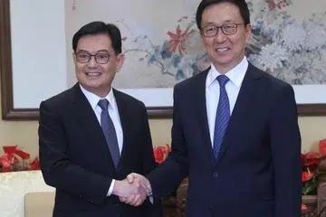Dalam pertemuan mereka di Beijing pada 26 Mac, Timbalan Perdana Menteri, Encik Heng Swee Keat (kiri), dan Naib Presiden China, Encik Han Zheng, saling berbalas kata-kata penghargaan.