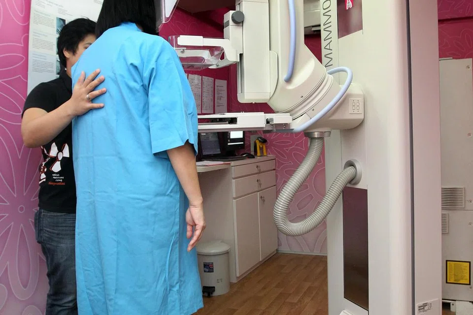 Seorang wanita sedang menjalani pengimbasan mamogram di sebuah klinik di Toa Payoh.