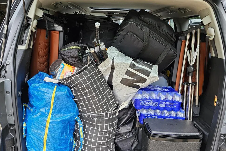 Cik Nabilah Buang sekeluarga membawa perlengkapan perkhemahan dalam kereta Vellfire dari Singapura ke Malaysia.