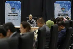 BANTU RAKYAT: Datuk Seri Dr Ahmad Zahid Hamidi berkata pelbagai inisiatif kerajaan termasuk Strategi Pemasaran Bahan Makanan, khususnya melalui intervensi pengedaran telur, serta Jualan Agro Madani telah mengurangkan beban kos sara hidup rakyat. - Foto BERNAMA
