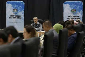 BANTU RAKYAT: Datuk Seri Dr Ahmad Zahid Hamidi berkata pelbagai inisiatif kerajaan termasuk Strategi Pemasaran Bahan Makanan, khususnya melalui intervensi pengedaran telur, serta Jualan Agro Madani telah mengurangkan beban kos sara hidup rakyat. - Foto BERNAMA