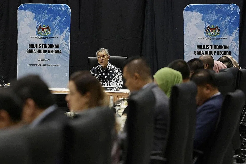 BANTU RAKYAT: Datuk Seri Dr Ahmad Zahid Hamidi berkata pelbagai inisiatif kerajaan termasuk Strategi Pemasaran Bahan Makanan, khususnya melalui intervensi pengedaran telur, serta Jualan Agro Madani telah mengurangkan beban kos sara hidup rakyat. - Foto BERNAMA