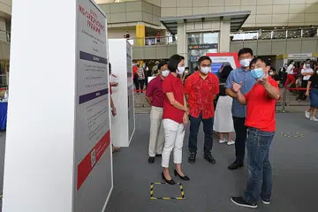 MENDEKATI PENDUDUK: Pameran pekerjaan yang dikunjungi penasihat akar umbi GRC Bishan-Toa Payoh dan SMC Marymount (Dari kiri) Encik Chong Kee Hiong, Cik Gan Siow Huang, Encik Saktiandi Supaat dan Encik Chee Hong Tat menawarkan sekitar 400 kerja kosong bagi para pemohon. - Foto BH oleh SHINTARO TAY