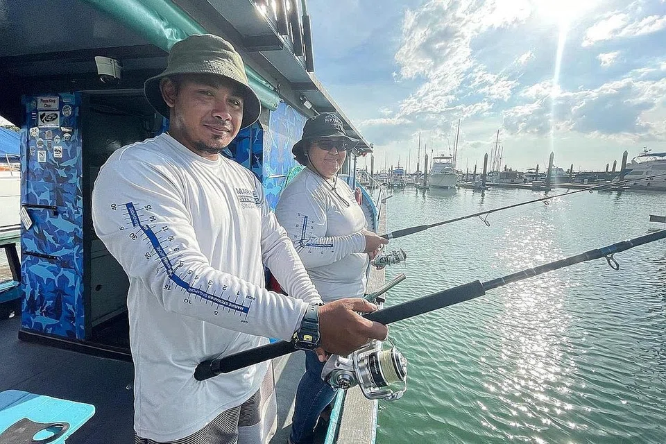 MEMULIHARA ALAM SEMULA JADI: Cik Shafika (kanan), bersama suaminya, Encik Reme Izwan Ismail (kiri), ialah anggota Marine Stewards Singapore, yang mengamalkan tabiat memancing secara mampan atau 'sustainable fishing'. - Foto BH oleh FAKHRURADZI ISMAIL