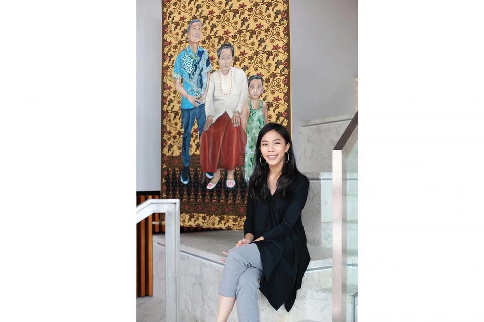 DEKAT DENGAN JIWA: Cik Nadiah gembira dapat melibatkan diri dalam pameran ini memandangkan beliau sendiri berdarah kacukan. - Foto BM oleh GIN TAY