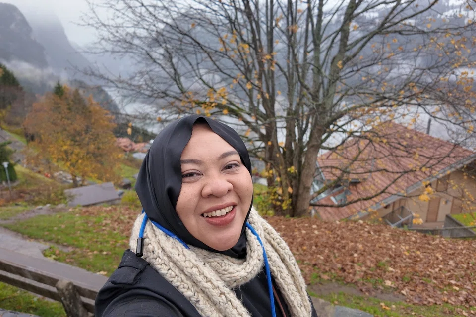 Dari warna pepohon yang hijau hinggalah ke warna keemasan musim luruh, dan putih salji yang menyelaputi gunung - Switzerland penuh dengan keindahan alam semesta yang menakjubkan.