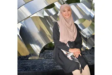 SENI SEBAGAI PENAWAR: Sebagai pakar terapi seni, Cik Amirah Munawwarah Idilfitri menggunakan kegiatan seni lukis dan kraftangan sebagai cara meneroka emosi, mengembalikan keyakinan diri dan menghurai konflik psikologi individu yang dibantu. - Foto BH oleh ALPHONSUS CHERN