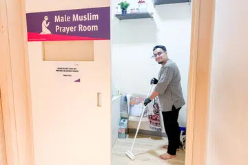 Encik Muhammad Noor Firdaus Zainal akan membersihkan musala berhampiran kawasan rumahnnya setiap minggu untuk memastikan umat Islam rasa selesa menunaikan solat di sana.