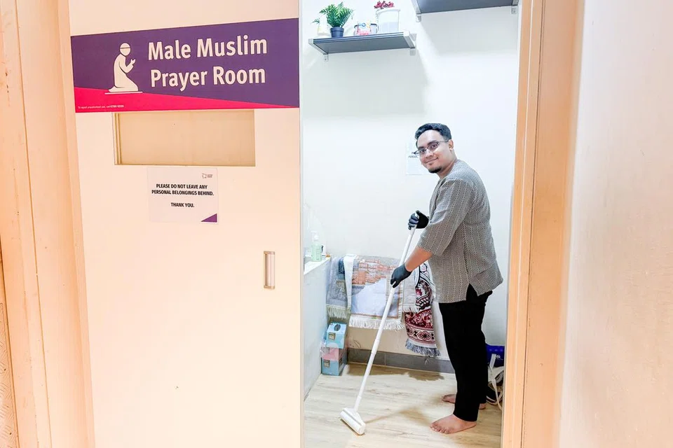 Encik Muhammad Noor Firdaus Zainal akan membersihkan musala berhampiran kawasan rumahnnya setiap minggu untuk memastikan umat Islam rasa selesa menunaikan solat di sana.
