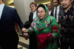 MULA DIBICARAKAN: Datin Rosmah tiba di mahkamah bagi permulaan perbicaraannya semalam. Ketua pendakwa berkata dia meminta "sumbangan politik" sebanyak 17 peratus nilai kontrak projek hibrid kuasa suria bagi sekolah di Sarawak, berjumlah RM200 juta. - Foto THE STAR