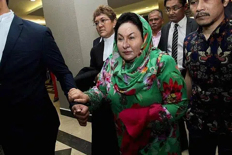 MULA DIBICARAKAN: Datin Rosmah tiba di mahkamah bagi permulaan perbicaraannya semalam. Ketua pendakwa berkata dia meminta "sumbangan politik" sebanyak 17 peratus nilai kontrak projek hibrid kuasa suria bagi sekolah di Sarawak, berjumlah RM200 juta. - Foto THE STAR