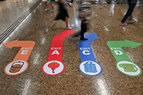 MUDAH CARI JALAN KELUAR: Imej barang harian zaman dahulu seperti tanglung, beg plastik, telefon putar, bakul buluh dan mangkuk tingkat ayan ditempatkan di laluan pejalan kaki secara strategik dengan tujuan membantu penumpang yang menghidap demensia. - Foto BH oleh KUA CHEE SIONG