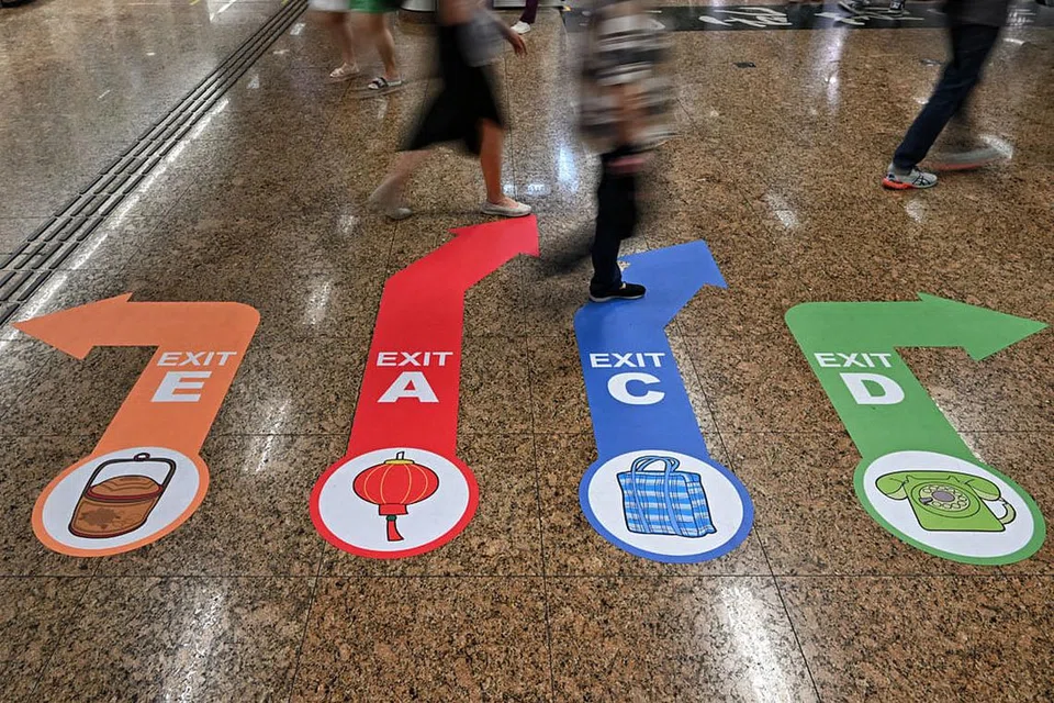 MUDAH CARI JALAN KELUAR: Imej barang harian zaman dahulu seperti tanglung, beg plastik, telefon putar, bakul buluh dan mangkuk tingkat ayan ditempatkan di laluan pejalan kaki secara strategik dengan tujuan membantu penumpang yang menghidap demensia. - Foto BH oleh KUA CHEE SIONG