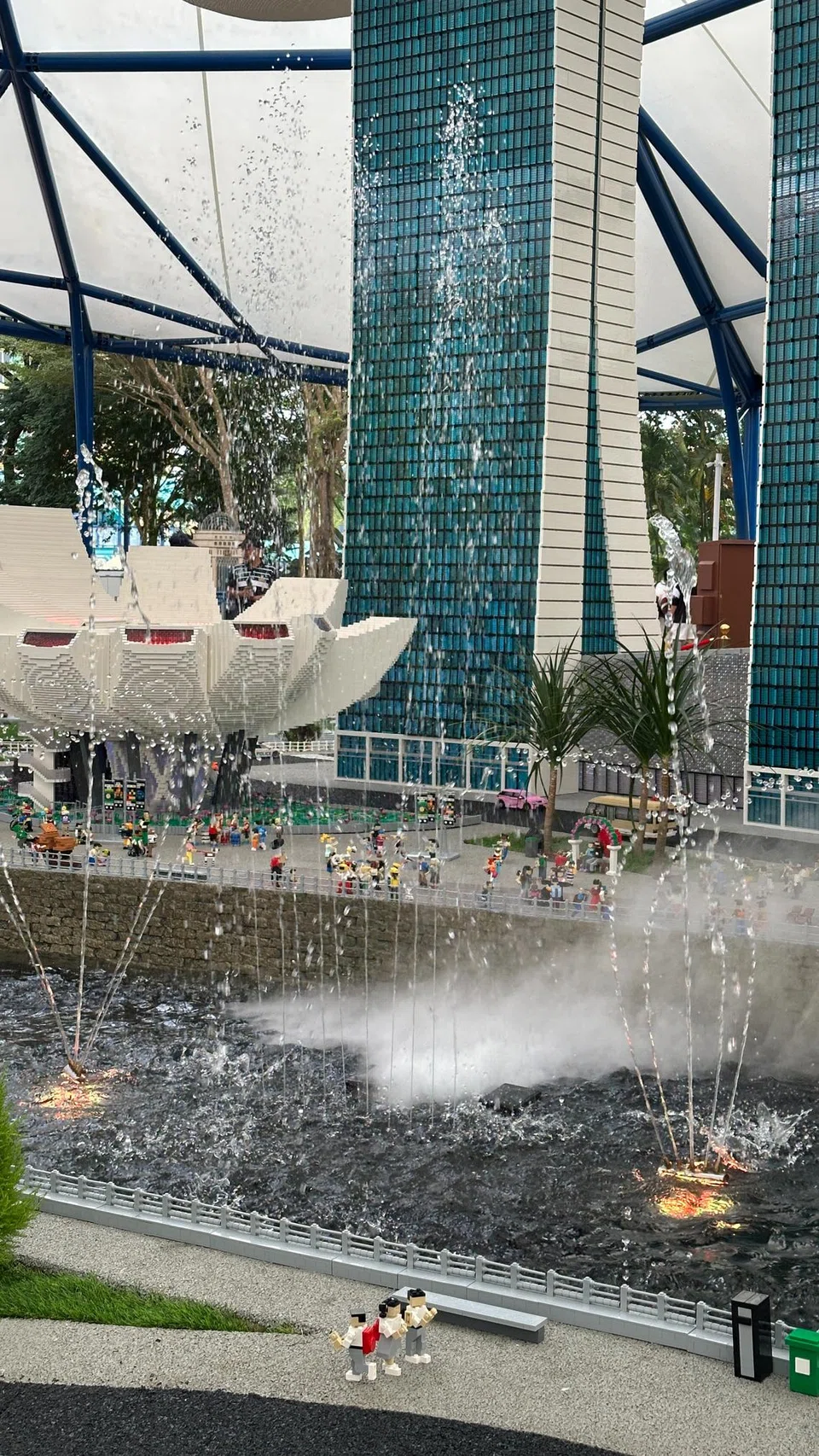 Pancutan air di sekitar Marina Bay Sands di MINILAND Singapore.