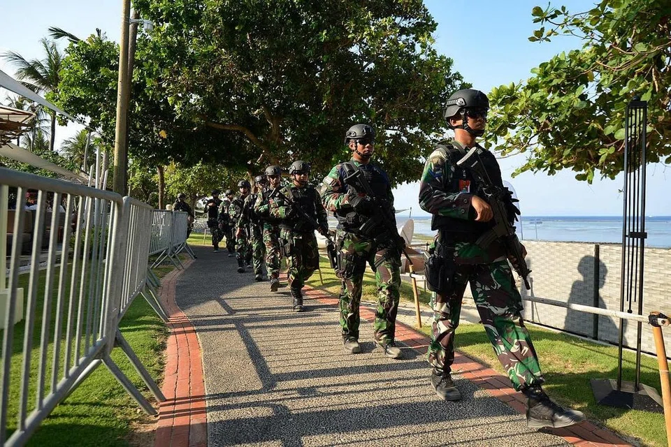 KAWALAN KESELAMATAN KETAT: Sekumpulan askar Indonesia meronda sekitar kawasan Nusa Dua, Bali, yang minggu ini menjadi hos bagi mesyuarat tahunan IMF-Bank Dunia. - Foto AFP