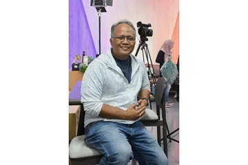 LAIN STANDARD: Televisyen dan media sosial merupakan wadah yang memerlukan kemahiran berbeza, dengan standard penyiarannya juga berlainan, kata Encik Sujimy. - Foto BM oleh KHALID BABA