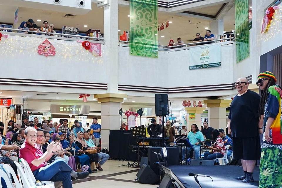 Menteri Tenaga Manusia, Dr Tan See Leng (duduk, baju merah) terhibur menonton persembahan komedi muzikal bertajuk Jodoh - A Love in Reverse anjuran Jalur Budaya Geylang Serai di Joo Chiat Complex pada 8 Februari. Persembahan itu dijayakan barisan pelakon tempatan, seperti Maiya Rahman, Hamzah Adon, Raihan Husin, dan juga pelakon dan penyanyi Malaysia, Ifa Raziah.