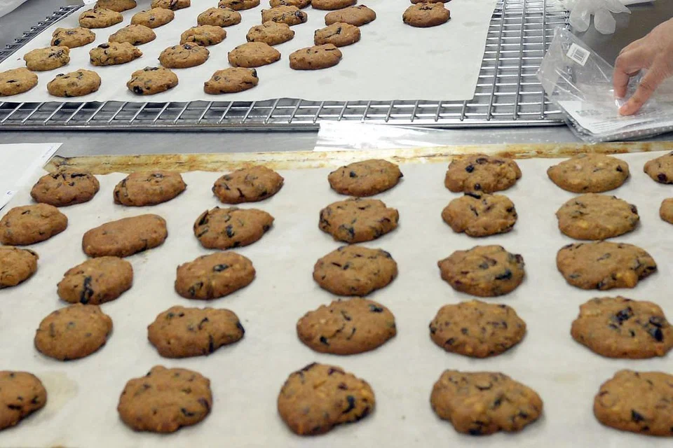 MUNGKIN DILONGGAR: Menteri Pembangunan Negara Encik Lawrence Wong berkata bahawa larangan atas perniagaan makanan dan minuman dari rumah mungkin dilonggarkan jika perangkaan kes jangkitan masyarakat merosot. - FOTO: FAIL.