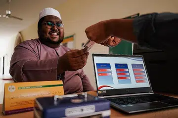 BAYARAN ZAKAT BERSEPADU: Sistem Bayaran dan Pemberian resit Bersepadu (IPaRS) menyepadukan semua wadah bayaran zakat dalam bentuk tunai, cek dan elektronik di 65 pusat bayaran zakat, mesin AXS, GIRO dan perbankan Internet. - Foto BH oleh ONG WEE KIAT